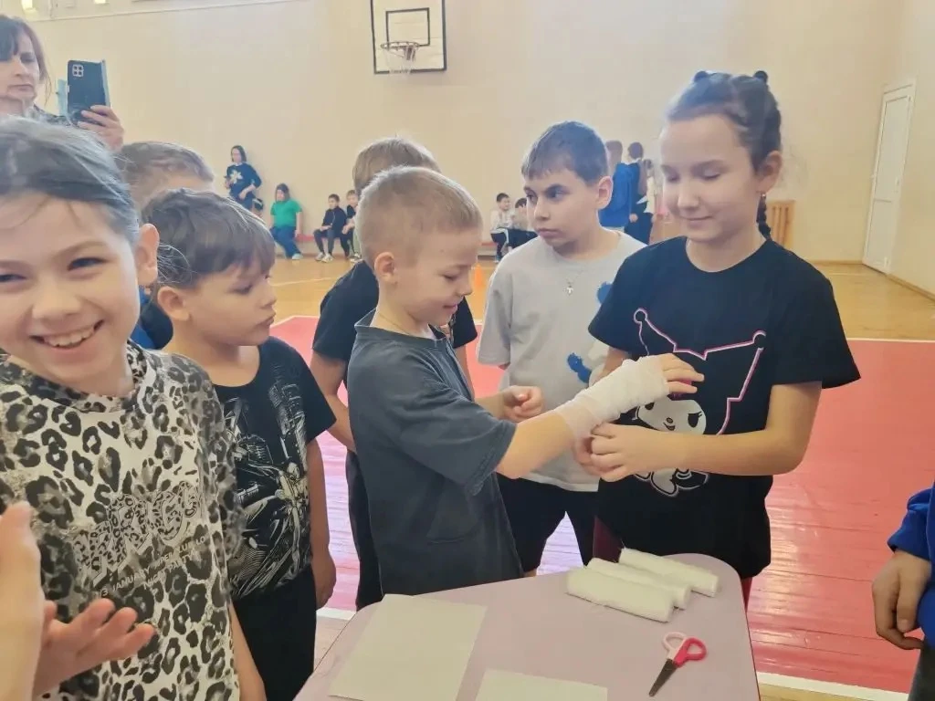 «Зарница 2.0»: путешествие по станциям мужества и знаний 🚩🏥  В нашей школе прошла увлекательная марш