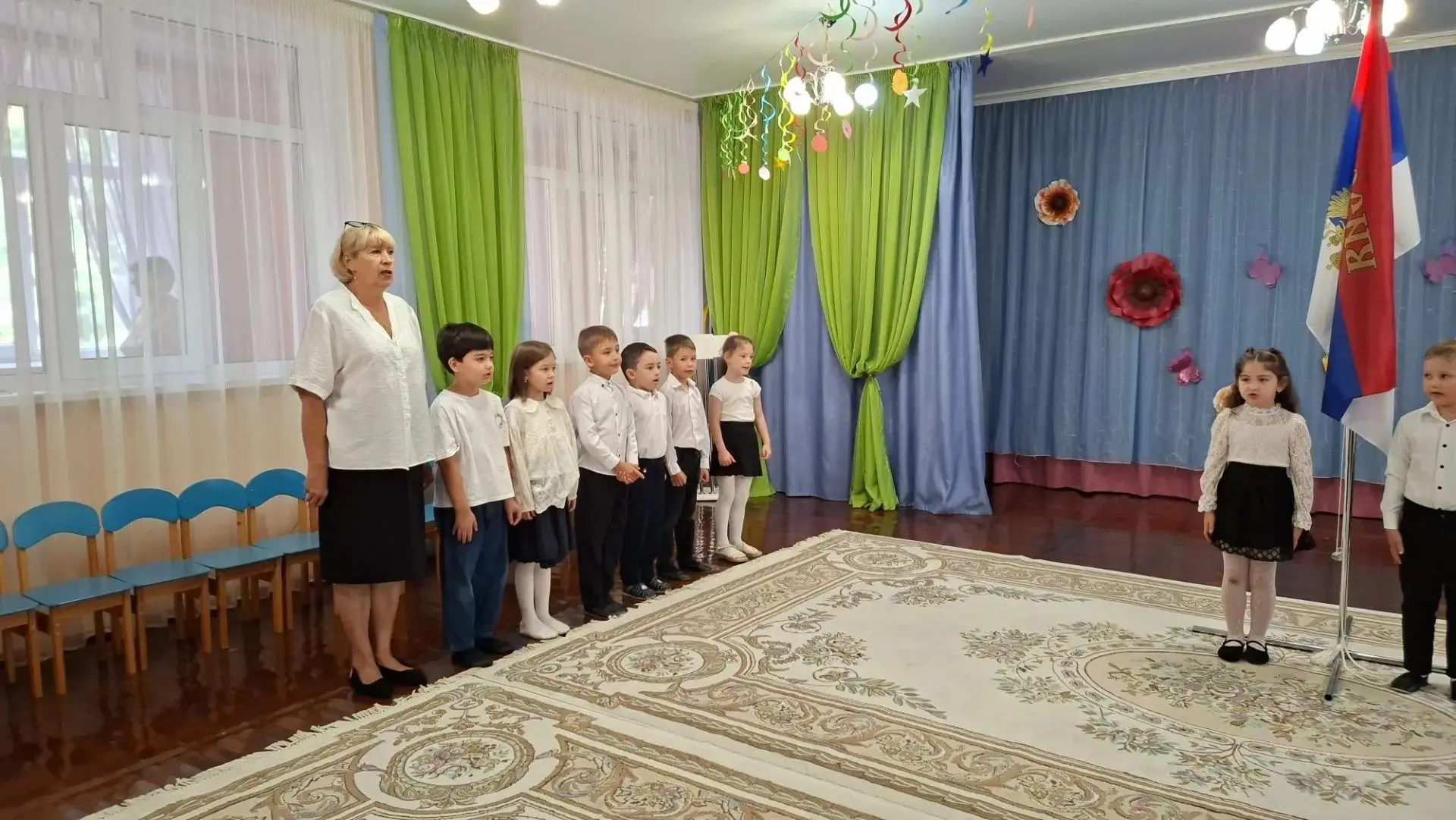 Рабочая неделя в детском саду, традиционно, началась с торжественной церемонии "Подняти...
