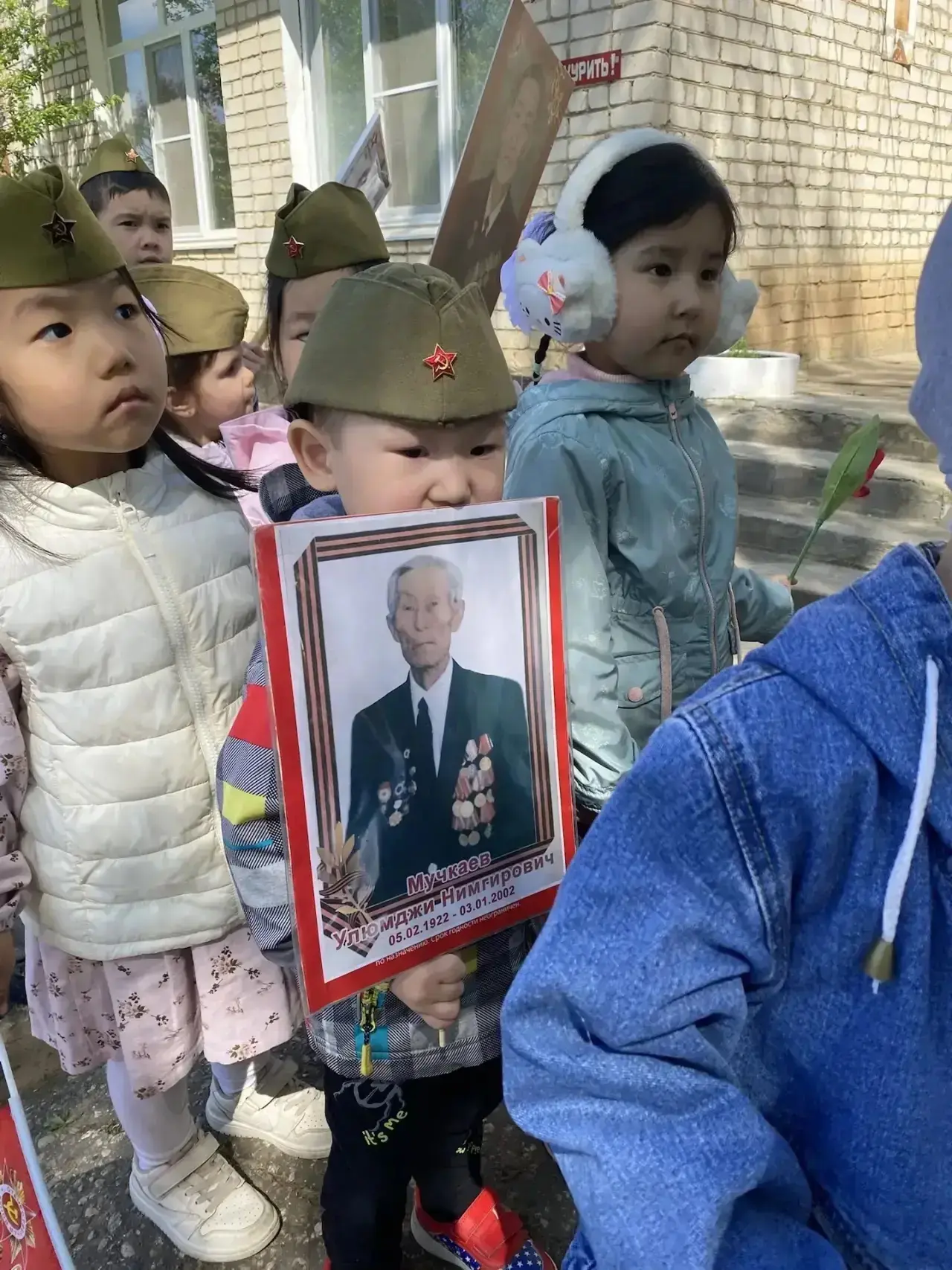 🎖️ В Элисте проходит акция «Бессмертный полк» среди воспитанников детских садов. Маленькие участники