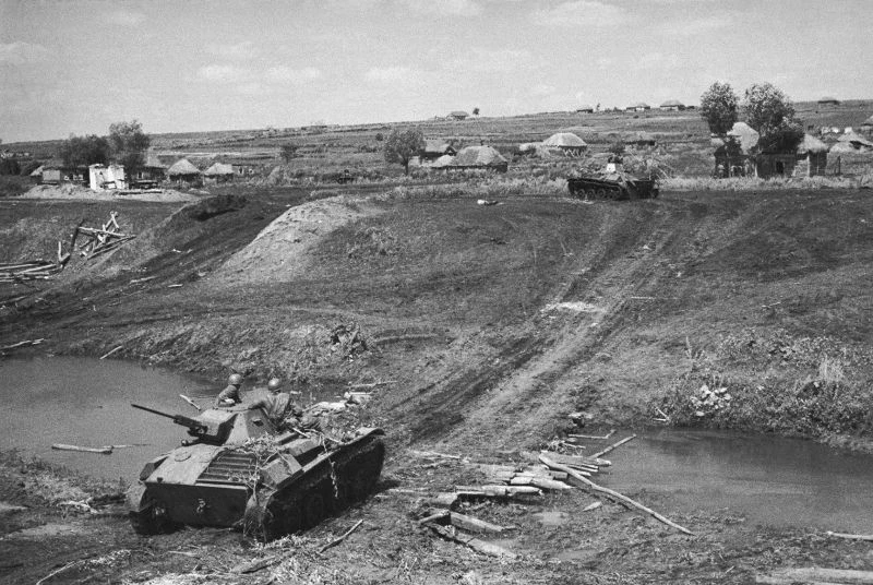 Советские танки Т-60 преодолевают русло реки в деревне на Брянском фронте.