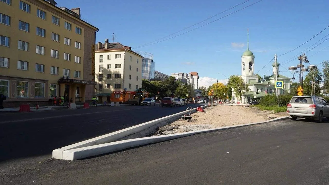 Сергей Жестянников проинспектировал благоустройство площади Бабушкина