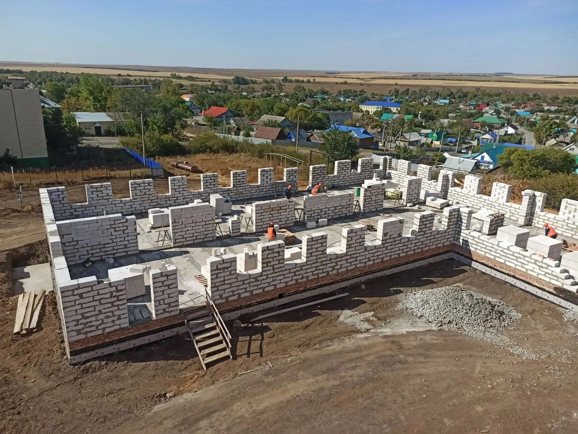 Продолжается строительство пищеблока для школы № 1 села Акъяр