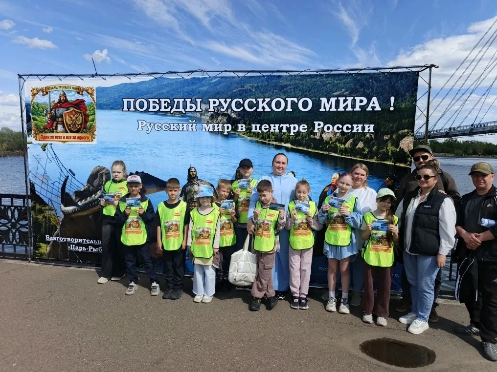 🎨🇷🇺 Юные художники школы — участники «Парада побед русского мира» на набережной пере...