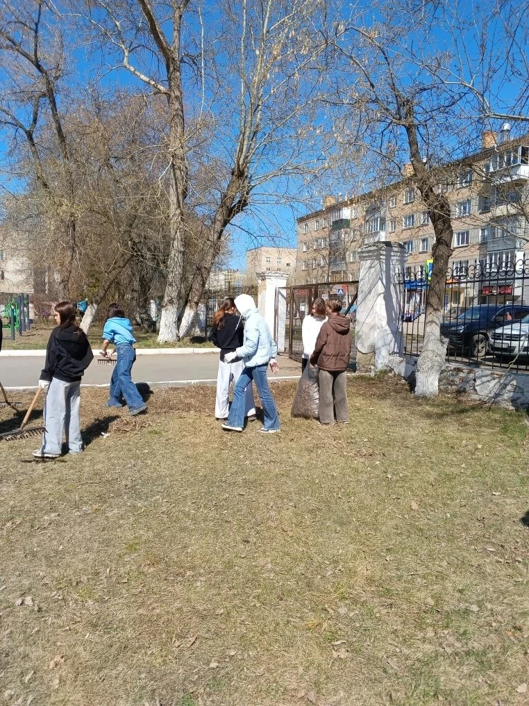 Главное на субботнике- хорошая погода и отличное настроение! Классный руководитель Елена Владимировн