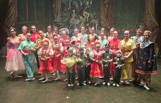 Большая сцена для маленькой балерины 🩰

В нашем детском саду «Подсолнушек» 🌻  растут настоящие тал