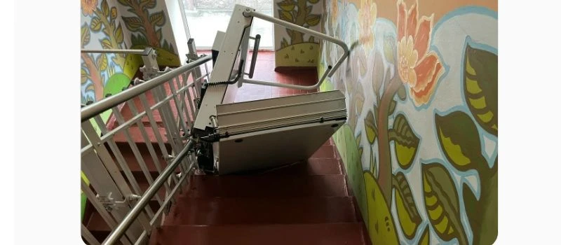 В школе-интернате Петрозаводска лестничный подъемник сорвался вместе с ребенком  В школе-интернате №