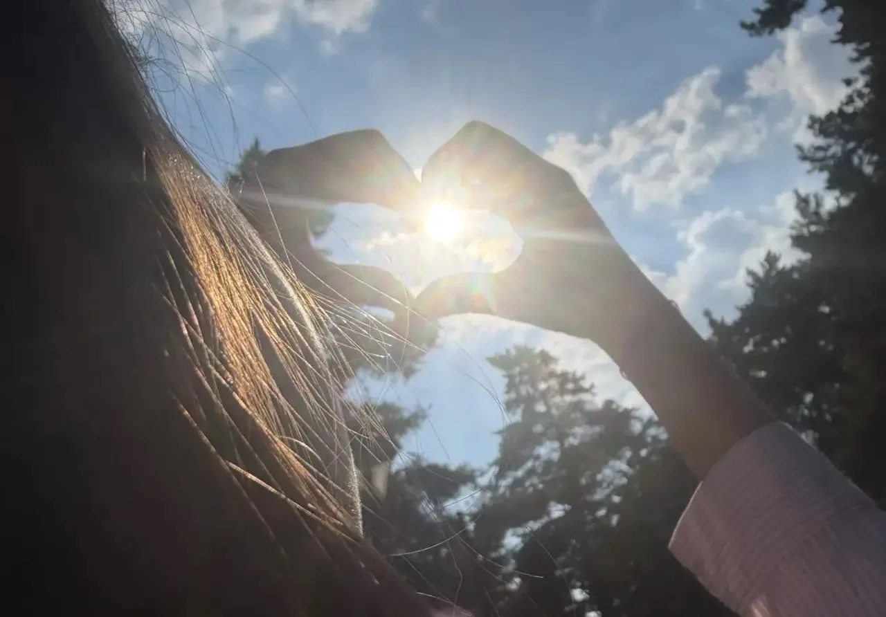 ☀️👧 Солнце, ясное небо, в руках — мяч, на лице — улыбка. А ещё — минеральная вода, шес...