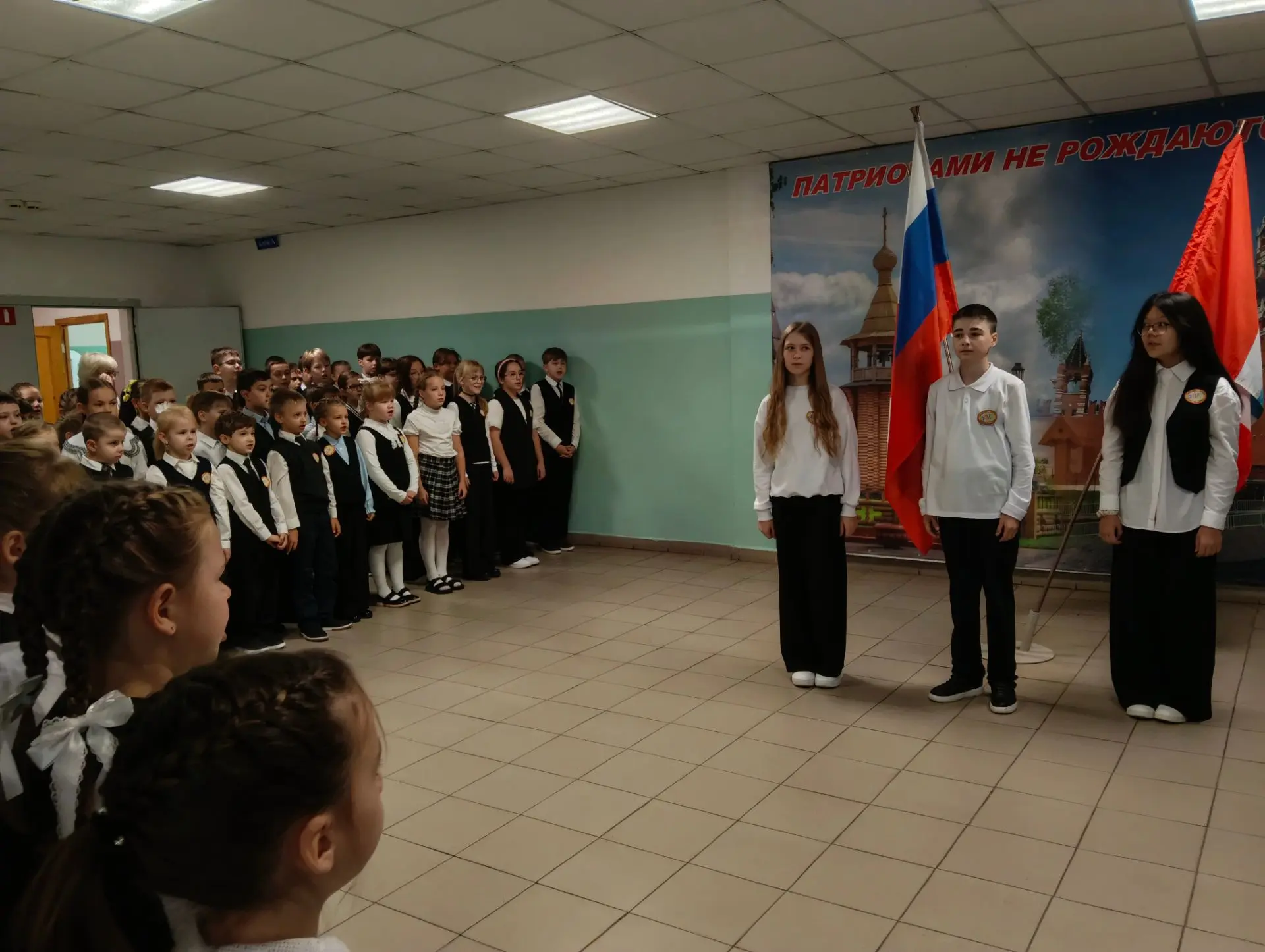 В понедельник в школе прошла традиционная линейка с выносом флага и гимном. Право вынес...