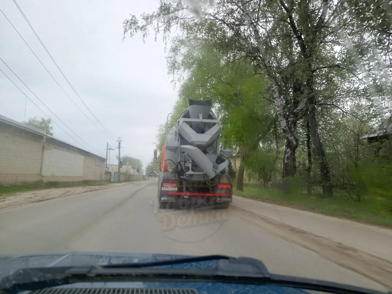 ⚡️ Были с другом свидетелями ДТП  Вчера на Свердлова в 14:35. Водителя бетономешалки догнали и сообщ
