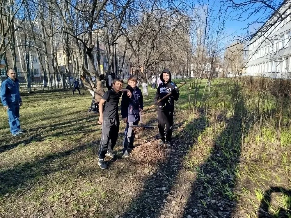 🧹 Субботник — дело доброе и нужное!  Второй день в 1 и 2 корпусе нашей школы все дружно выходят  на 