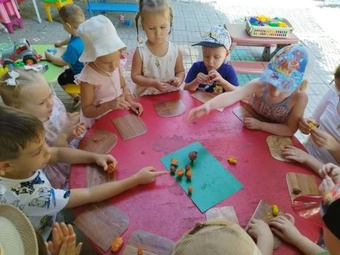 🍄👷‍♂️ Лепка «Выросли грибочки на полянке» в младшей и средней группах! 🎨Сегодня наши...