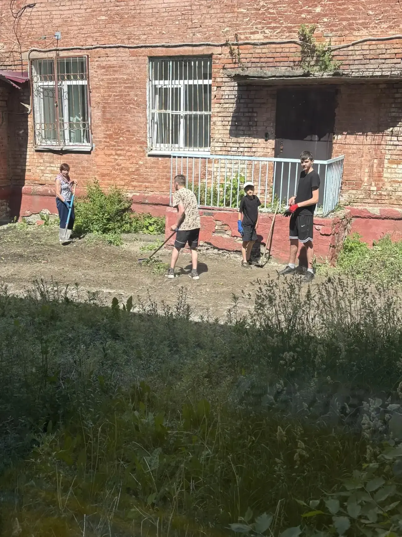 В делах, в заботах🌸

На выходных ребята не сидят без дела. Кто-то создает атмосферу красоты на терр