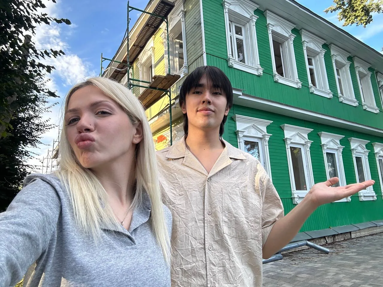 Соня показала мне гиманазию, в которой училась в начальных классах📚