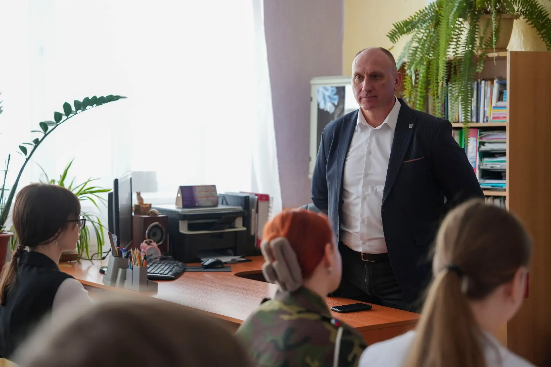 Глава Воркуты Игорь Гурьев провёл «Разговоры о важном» со старшеклассниками Гимназии №2