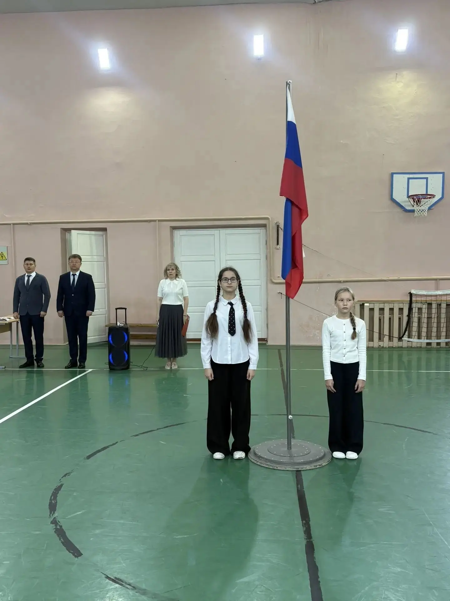 🇷🇺В школе состоялась традиционная, торжественная церемония поднятия Государственного ...
