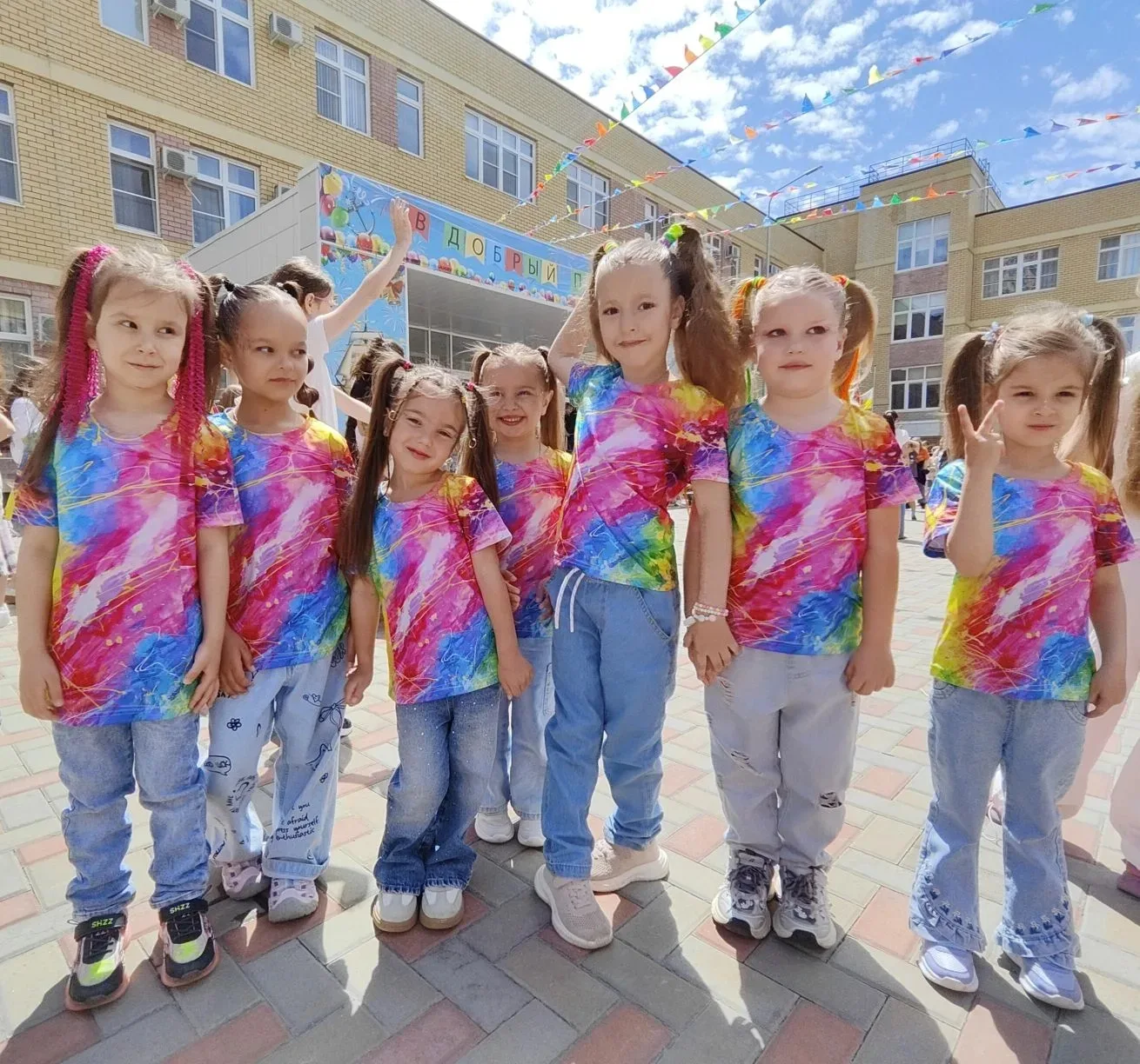 🎉 Сегодня в нашей школе прошёл самый весёлый и волшебный праздник года! 🎉

Мы вместе с прекрасной 
