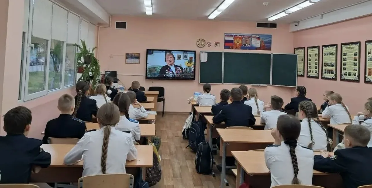 🇷🇺 Еженедельную линейку отрыли вносом Государственных флагов Российской Федерации и Республики Крым,