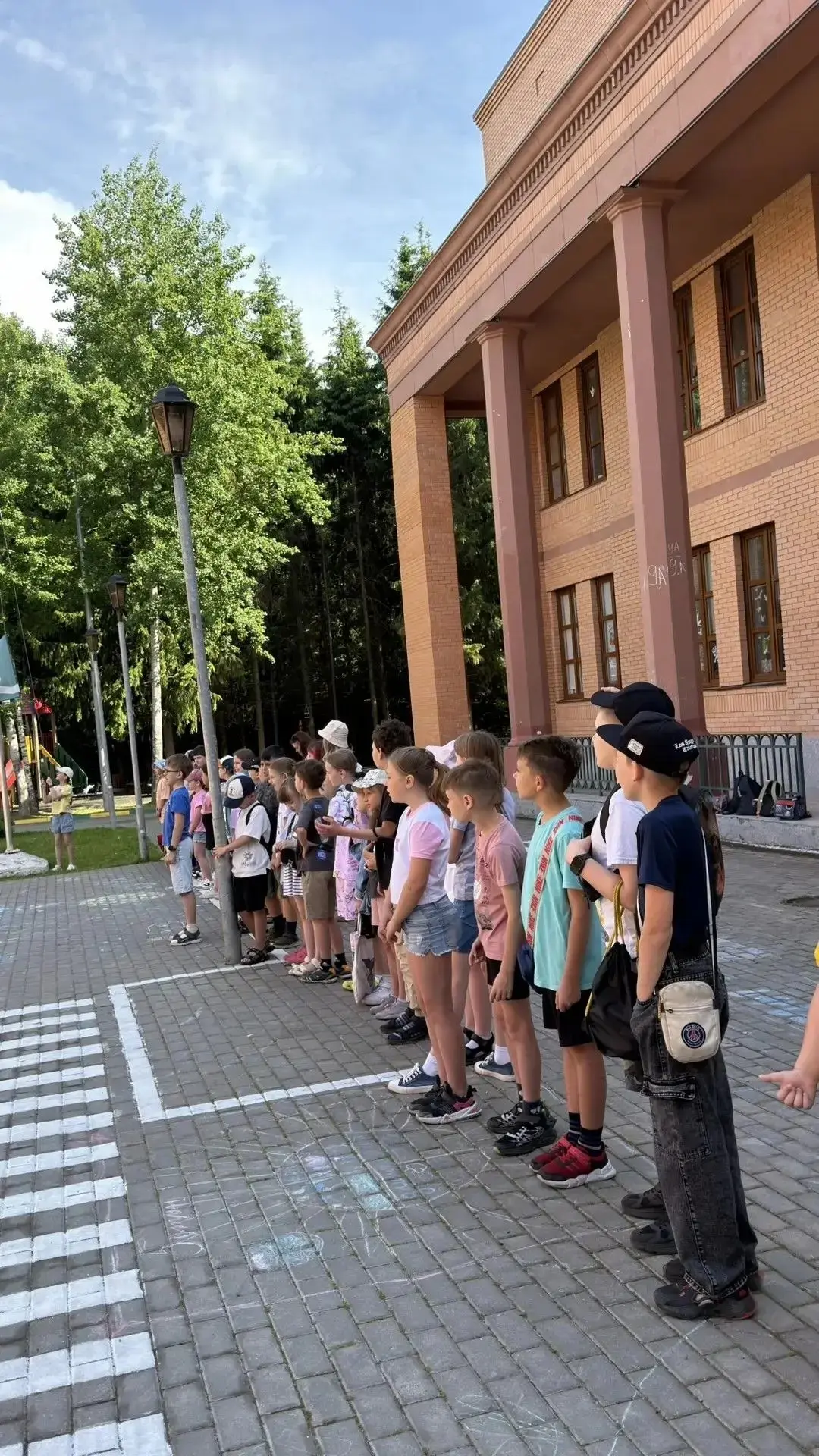 Утро понедельника в нашем лагере — это маленький праздник со смыслом.