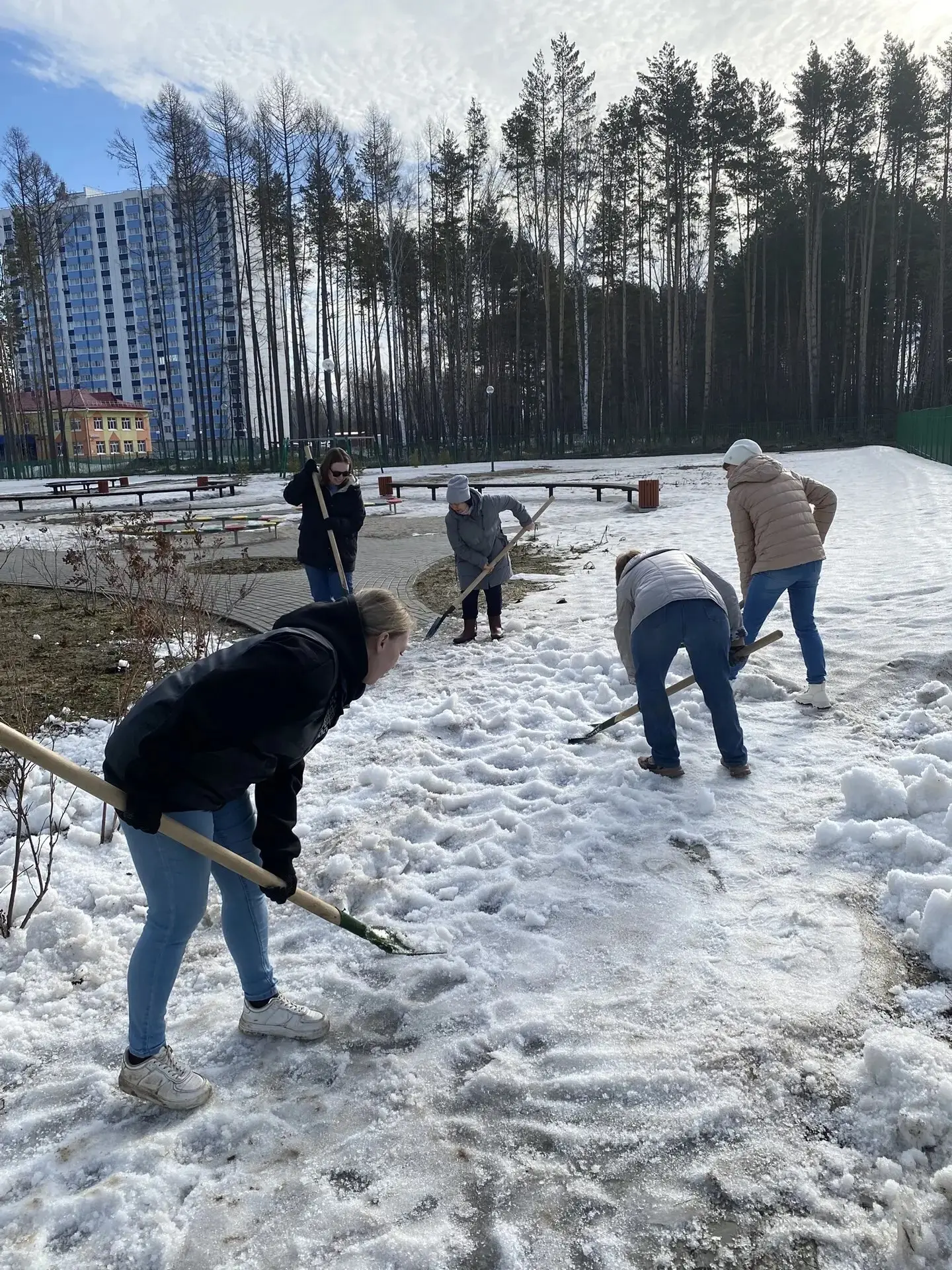 🌞В этот солнечный день на территории школы прошел дружный и полезный субботник! Педаго...