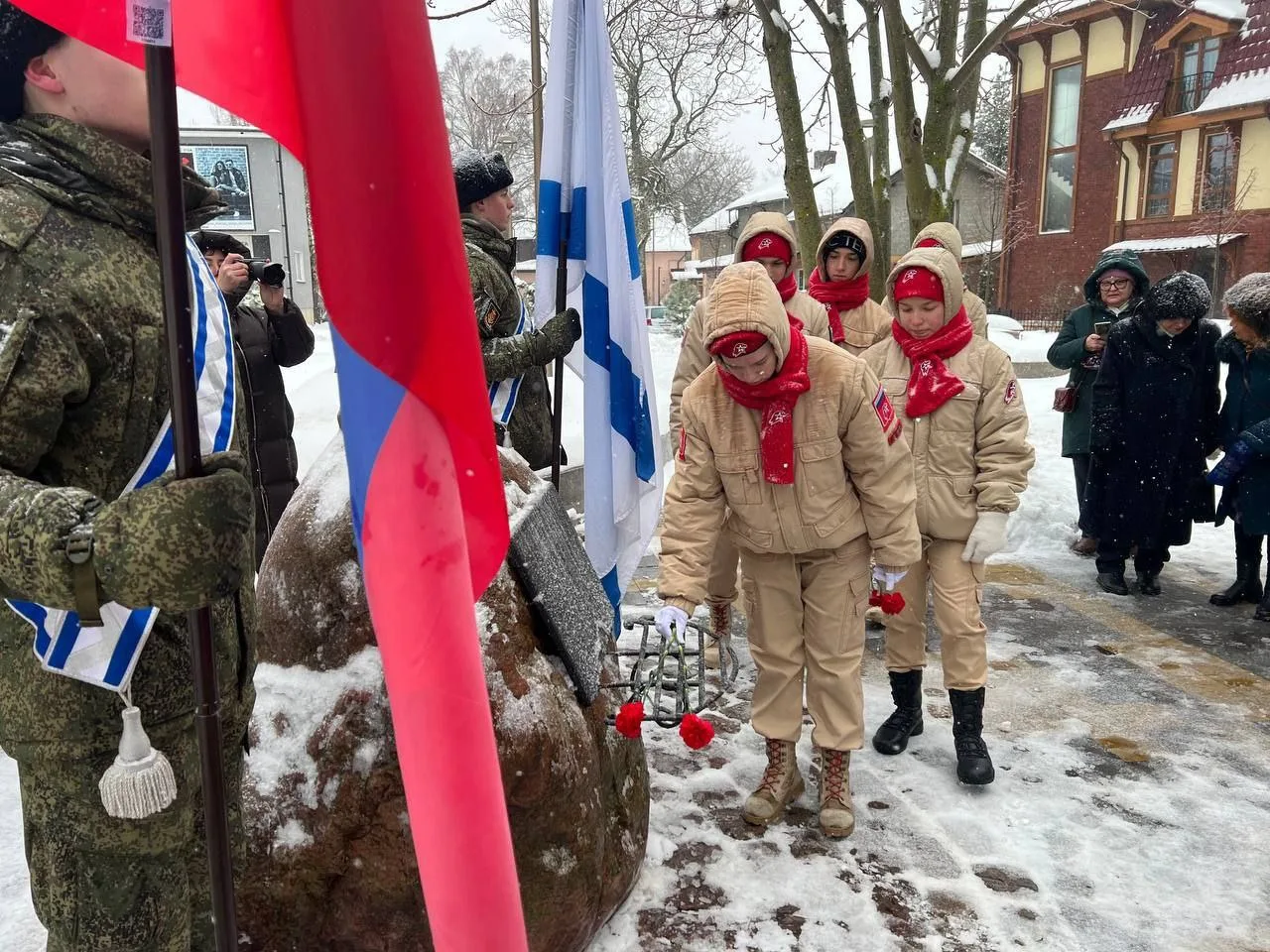 🔶🔥Юнармейцы гимназии Вектор стали участниками митинга, посвященного  Дню памяти воинов-интернационал