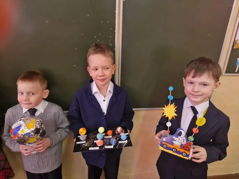 ✨ «Разговор о важном» в 1 «Д»: к звёздам через знания!   Вчера ученики 1 «Д» класса погрузились в уд