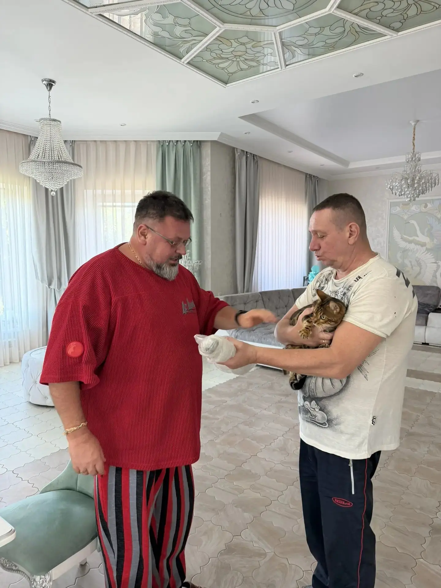 Никогда не разворачивайте подарок сразу, а дождитесь ухода гостей. Если развернёте его ...