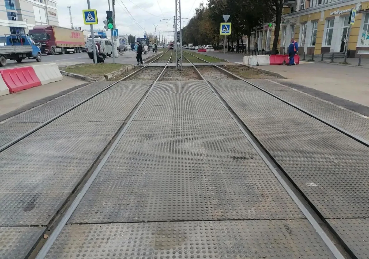 🚋 Специалисты МУП «Коломенский трамвай» досрочно завершили ремонт переезда на трамвайн...