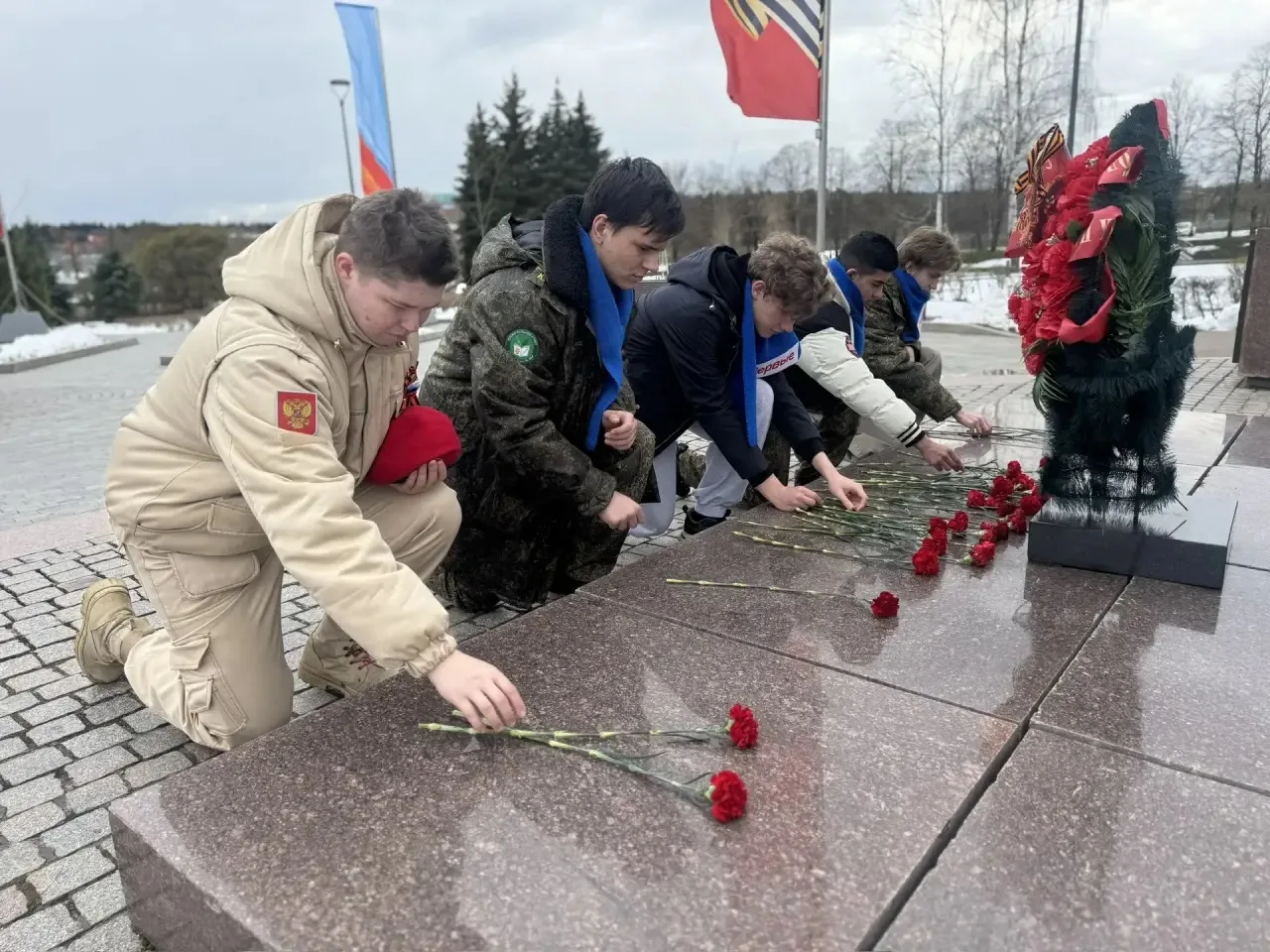 📅 В преддверии Дня Победы  Наши волонтёры из кадетских классов с гордостью приняли участие в мемориа