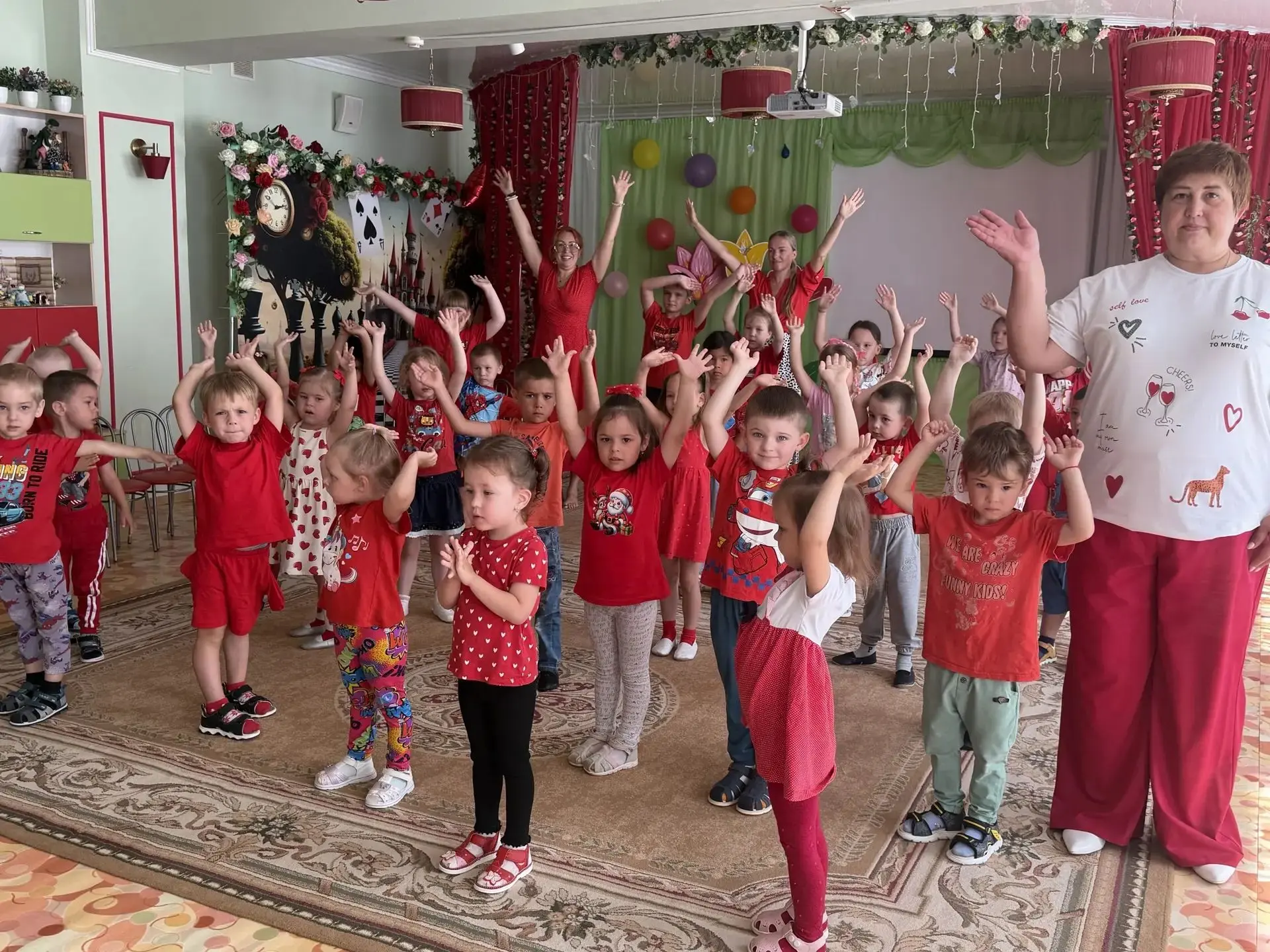 🔴 Понедельник — день КРАСНЫЙ! Наш старт «Разноцветной недели»
Сегодня наш детский сад буквально всп