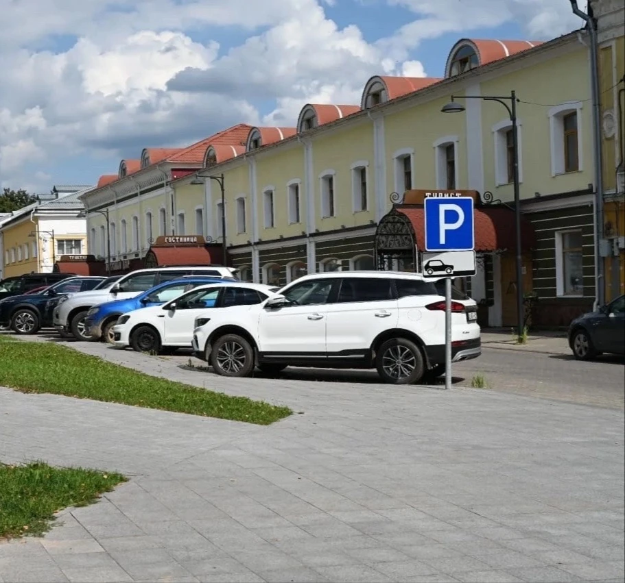 С 14 августа планируют запустить платную парковку на Площади Ленина

Для тех, кто живёт на площади, 