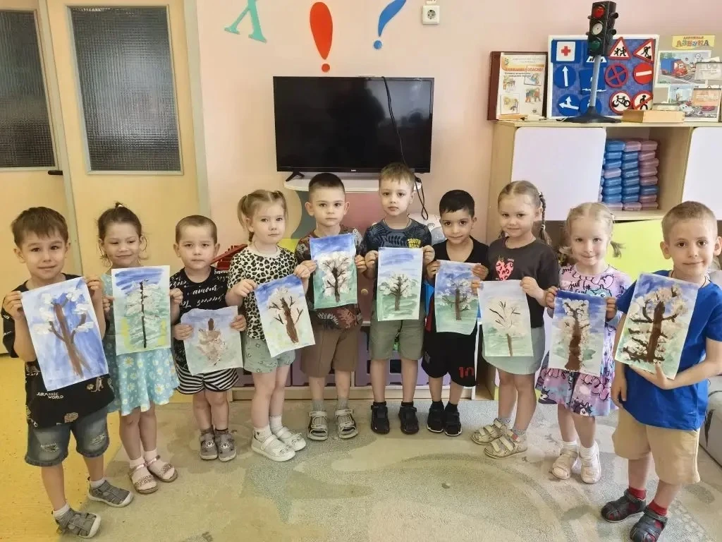 В группе "Жемчужинка" Д/О Русалочка, сегодня  прошло занятие на тему "Цветущая весна"  Дети учились 
