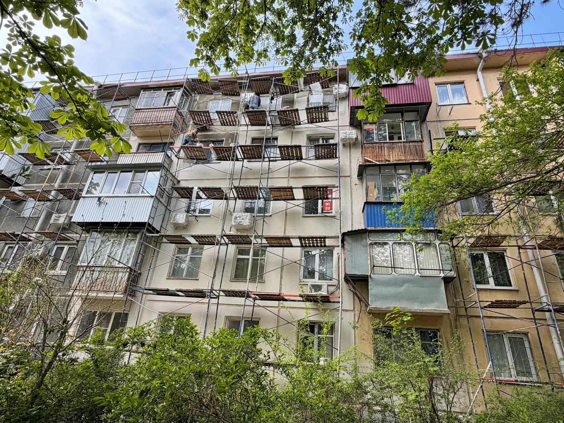 Выехали на объекты капремонта в Краснодаре, где сейчас идут работы.  2-я Пятилетка, дом №6 (фото 1-4
