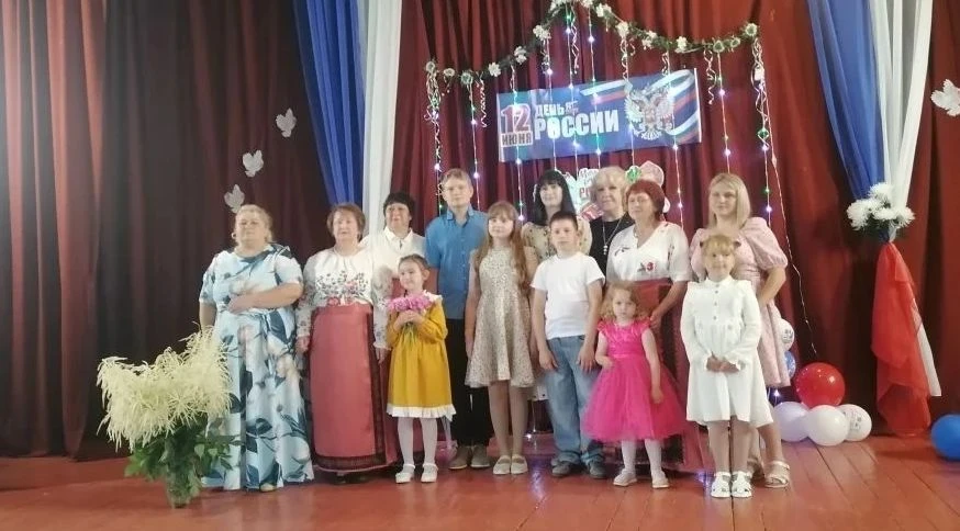 В Истопском сельском Доме культуры прошёл праздничный концерт под названием «Песни России». В зале с