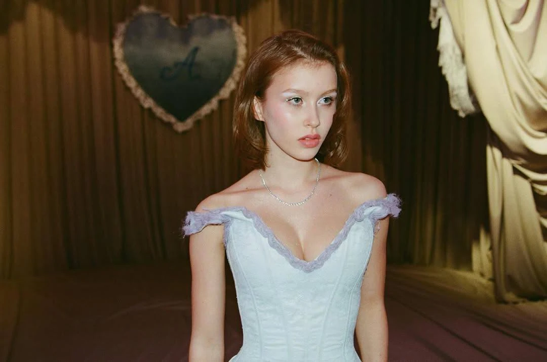 📸 Аня Пересильд поделилась фотографиями с празднования своего 17-летия  🎧 Новая Музыка - Подписаться