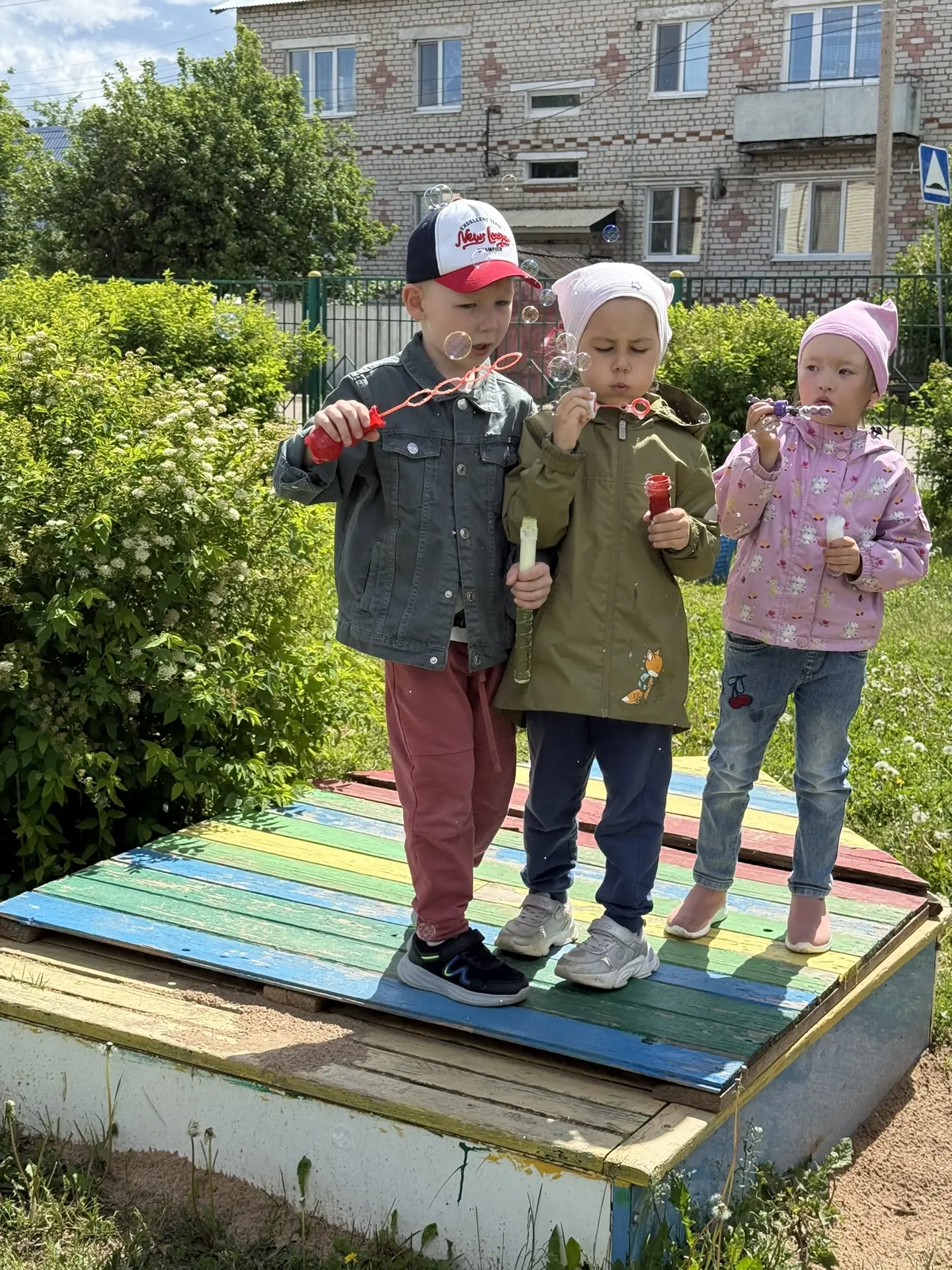 Праздник «День защиты детей» в старшей группе «Почемучки». Загадки, песни, игры, задорн...