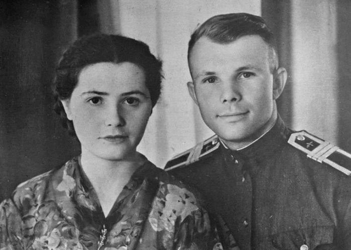 1957 год. Юрий Гагарин с невестой Валентиной Горячевой.