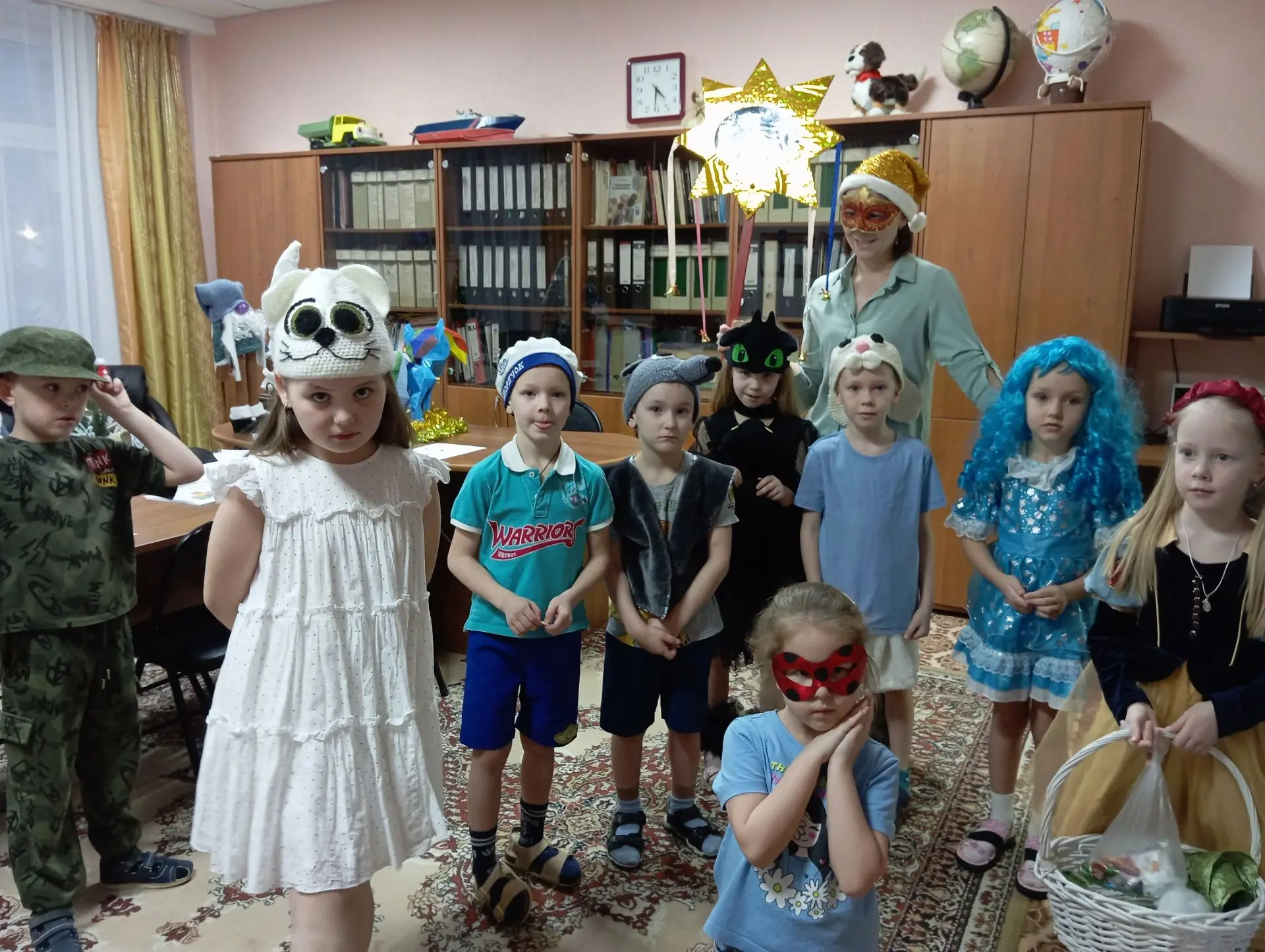 Время святок – самое веселое время зимы. В нашем детском саду дети подготовительных и с...