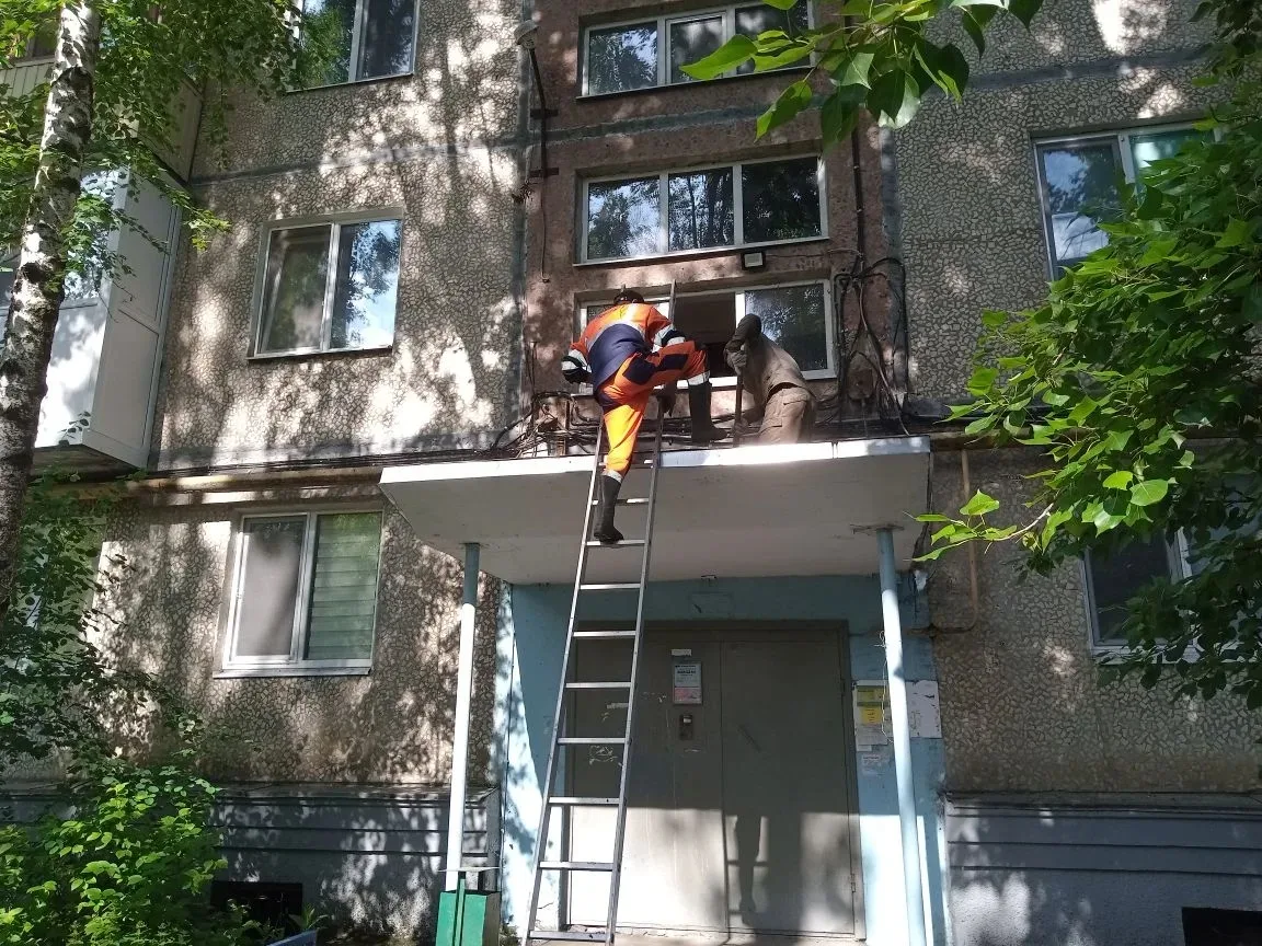 🏢 По адресу: ул. Лебедева-Кумача, д. 66 выполнена очистка козырьков по заявкам жителей.