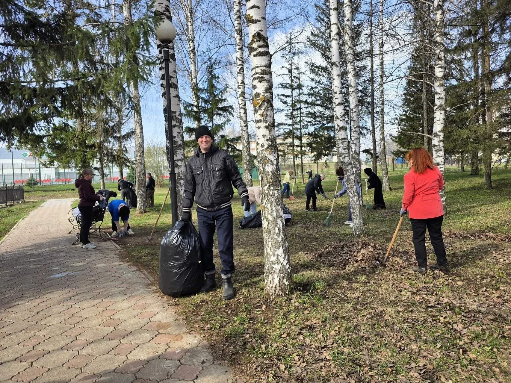 В Лениногорске стартовал общегородской субботник. Глава района Марат Гирфанов поблагодарил всех, кто