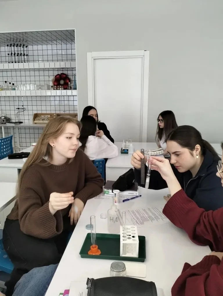 👩‍🔬В рамках Недели высоких технологий в 10 классе прошёл урок «Волосы не мочалка, или Химия шампуней