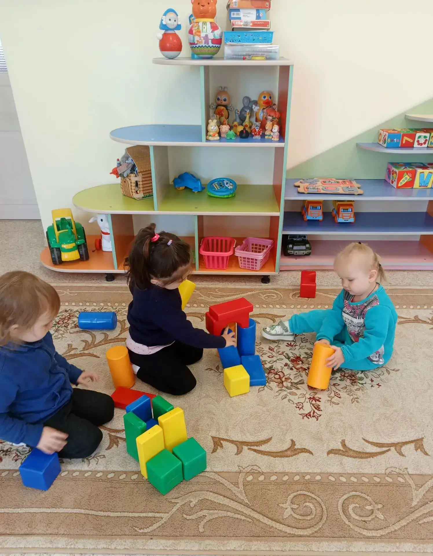 Сегодня у наших малышей в группе "Колобки" кипела работа: