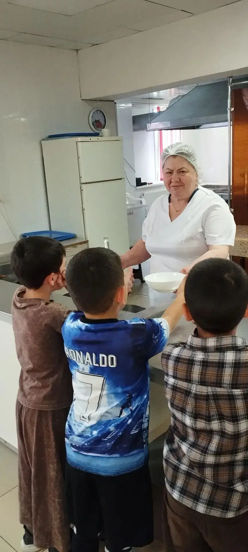 Сегодня в пришкольном лагере — День профессий. 
Маршрут дня:
👩‍🍳 Школьная столовая — секреты вкусн