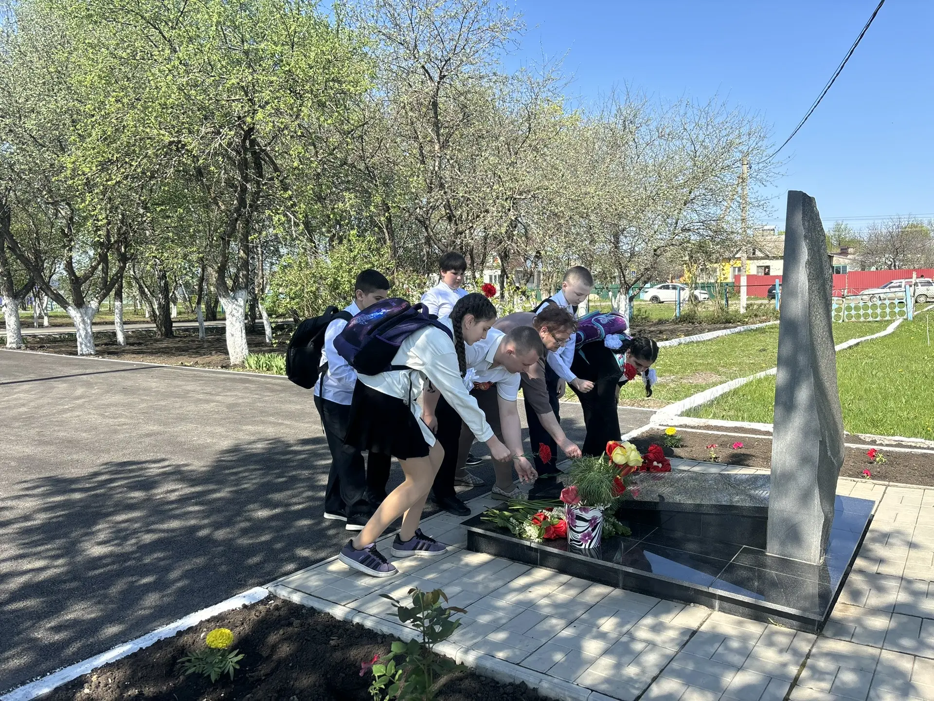Цветы к подножию истории... 🌹