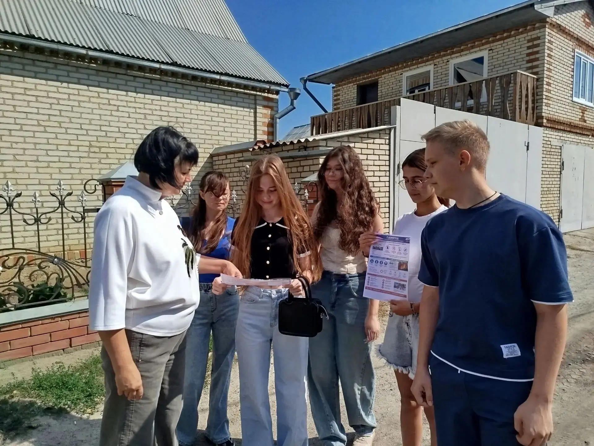 В последние дни каникул: педагоги нашей школы провели рейд по микрорайону 🚸👩‍🏫