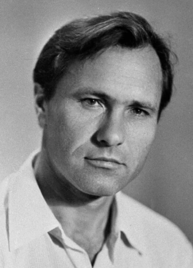 — Василий Шукшин (1929-1974)
Советский киноактёр, 
кинорежиссёр, сценарист 
и писатель.

«На надгроб
