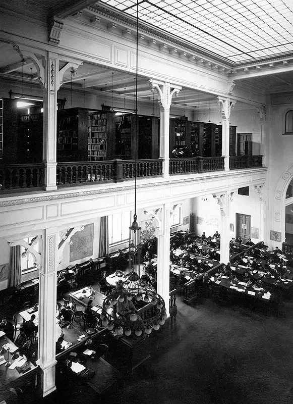История библиотеки Политеха🏛📚

История Фундаментальной библиотеки Политеха началась в 1902 году со