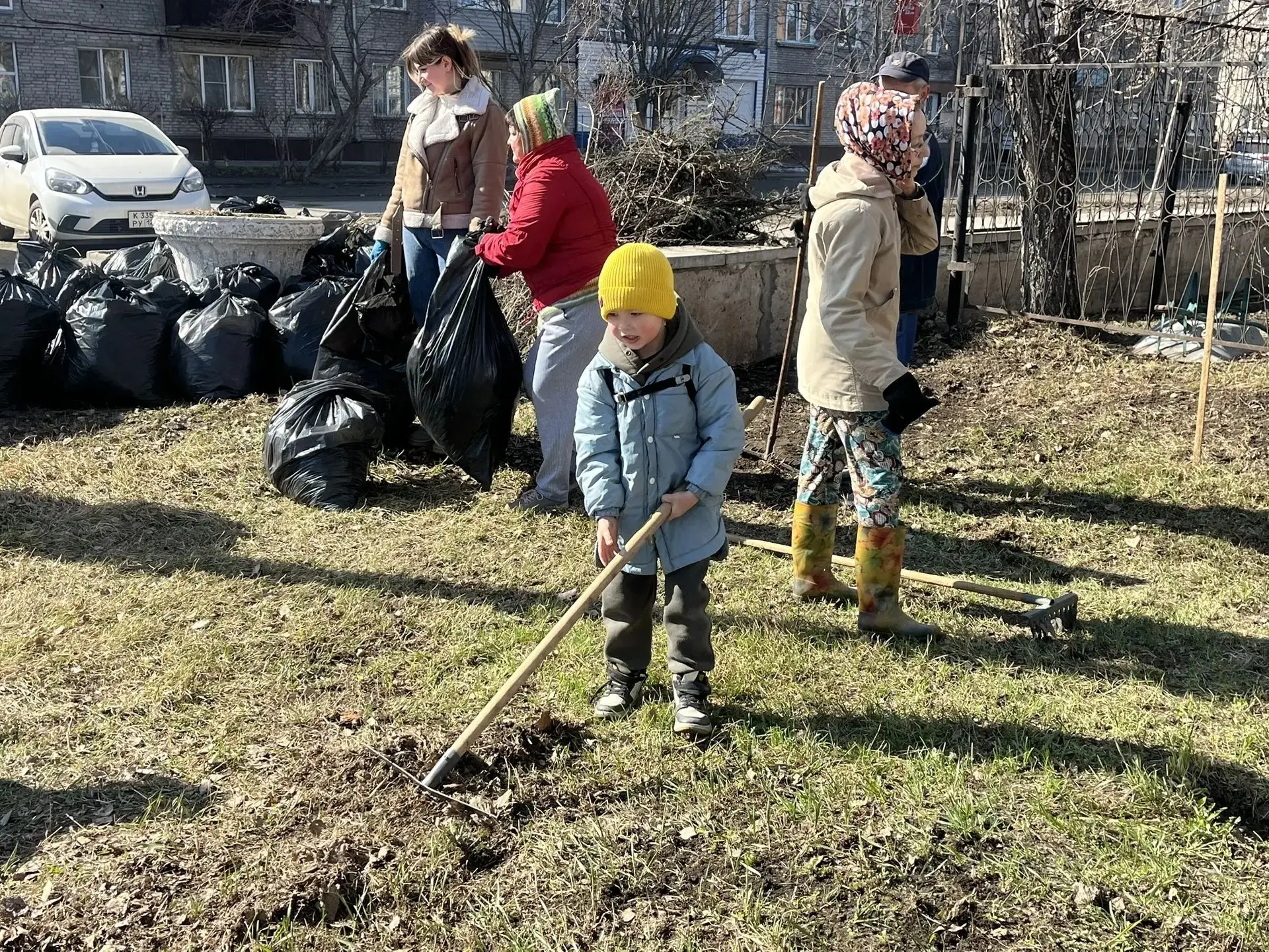 📣В Бийске стартовали весенние субботники  Одними из первых на уборку прилегающих территорий вышли ве