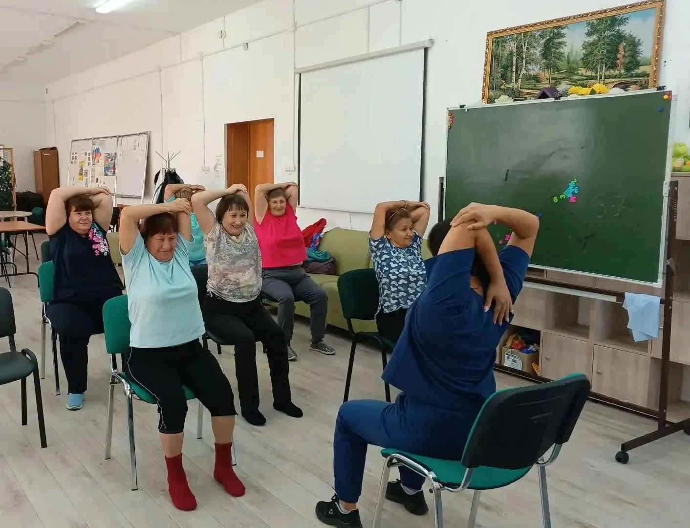 Сегодня в рамках Недели активного долголетия 2026 — в социальной гостиной на базе Альме...