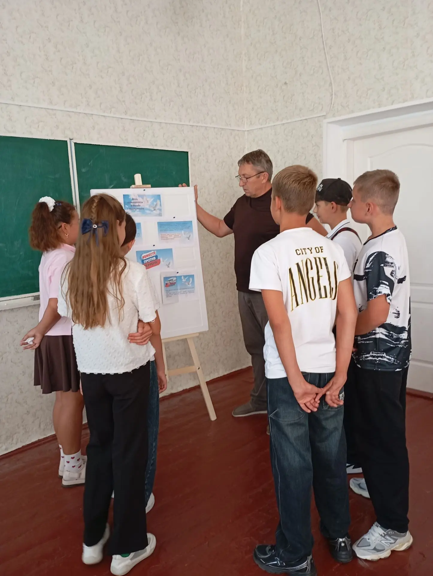 В шестом классе состоялась информационная беседа ко Дню солидарности в борьбе с террори...