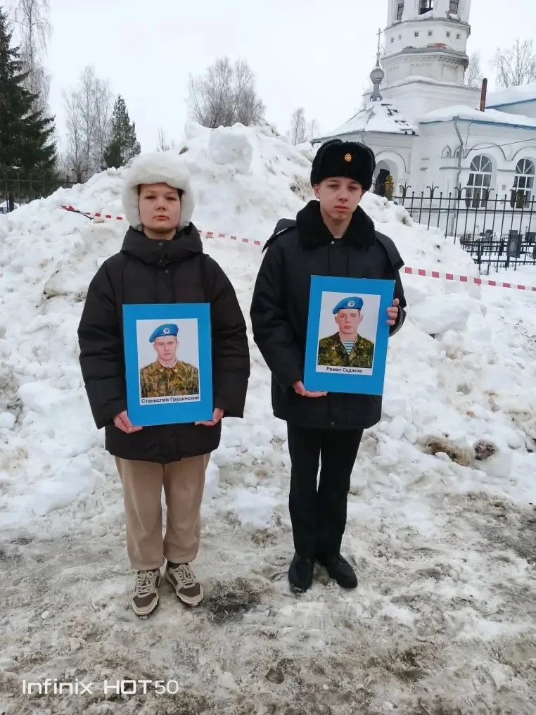 Курсанты Рыбинского речного училища 1 марта 2026 года почтили память героев шестой роты на кладбище 